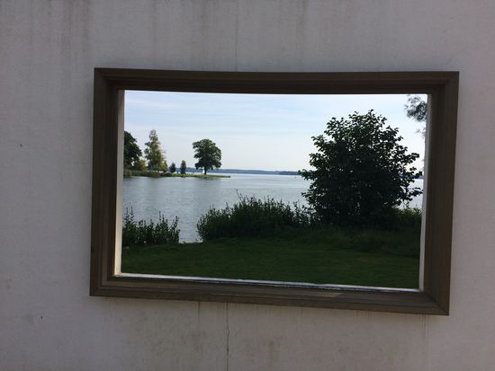Es steht eine Wand im Schlossgarten mit diesem Fenster - es ist kein Bild sondern Wirklichkeit