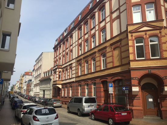 In der Schelfstadt wechseln alte Fachwerkhäuser mit neueren, höheren Steinhäusern