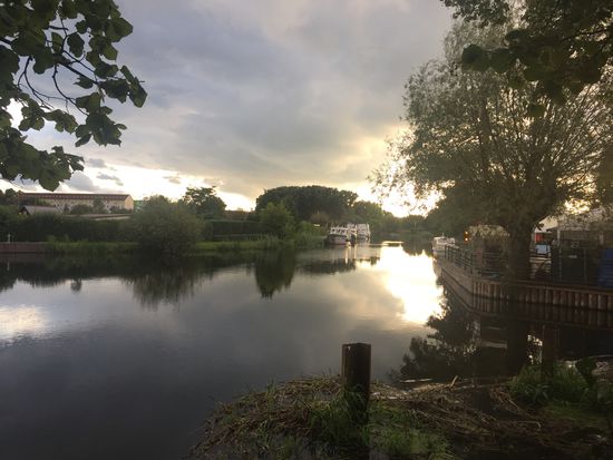 Da hinten liegt unser Boot (das dritte von vorn)