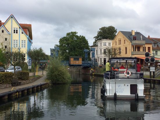 Vor der Hubbrücke in Plau - noch ist sie unten