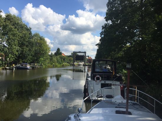 Warten vor der Schleuse Mirow