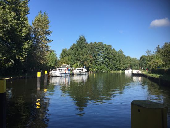 Selbst die Warteplätze an der Schleuse sind schön
