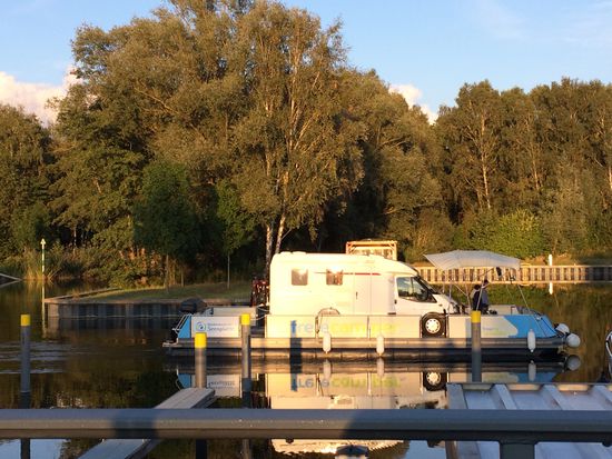 So gehts auch: fahre mit deinem WoMo auf die Plattform und weiter gehts auf dem Wasser!