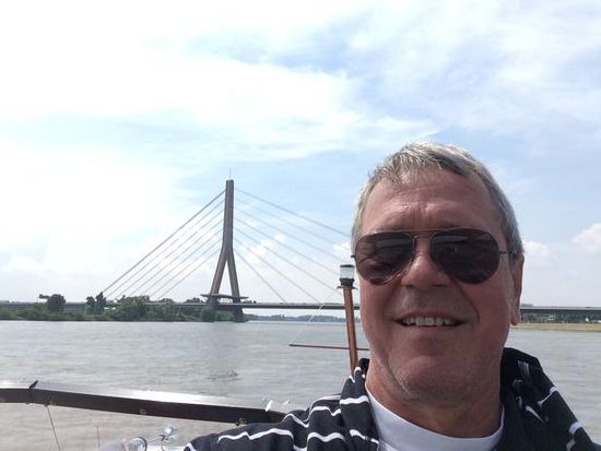 Imposante Brücke (hinter Lutz)