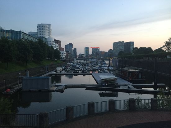 Die Marina umgeben von den exklusiven Bauten des Medienhafens