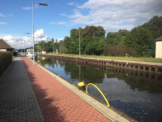 Lehnitz Schleuse 125mx12m mit 6 Metern Hub, und wir ganz alleine. Leider standen wir da ne Stunde drinnen, weil irendwas kaputt war.