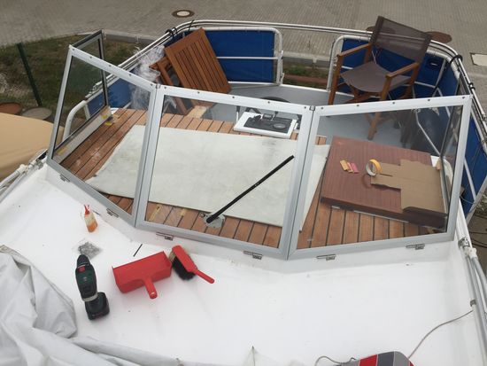 Die neue Windschutzscheibe ist schon toll, schnell drangebaut, super. Fehlen bloß noch 30 Löcher in Edelstahl...