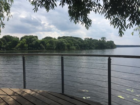 Schönes Plätzchen im Schatten am Wasser