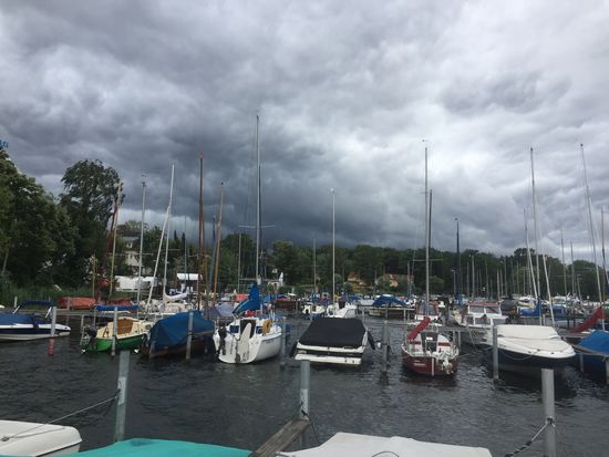 Das Wetter kommt, Böen mit 8 Bft - Härtetest für die neue Kuchenbude