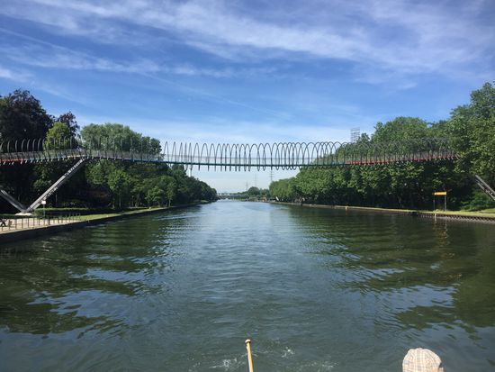Brücke soll so aussehen, als ob es eine Spirale ist, die die Brücke trägt