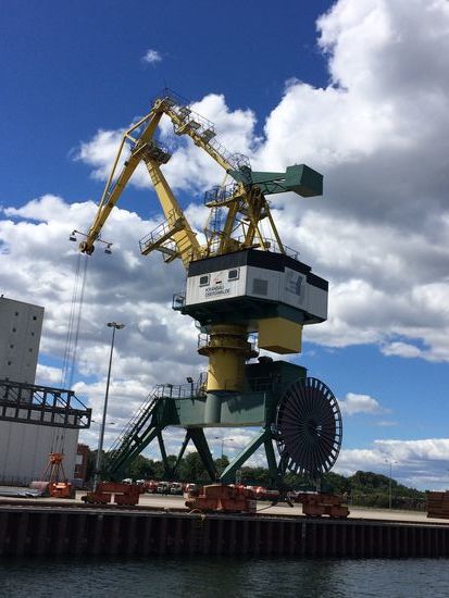 Toller, dekorativer Kran am Kanal