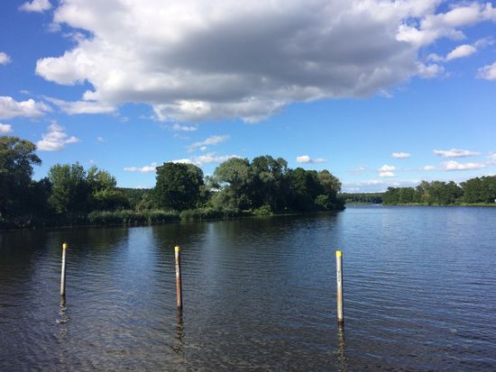 Zwischen diesen Pfosten liegen nachher noch einige Schiffe und der Blick ist zugestellt.