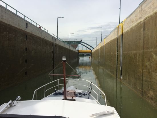 Nagelneue Schleuse Münster, wir haben glück und werden sofort allein geschleust