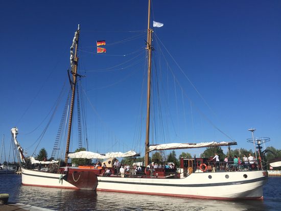 Schönes altes Schiff mit Kapitänin (!) legt ab