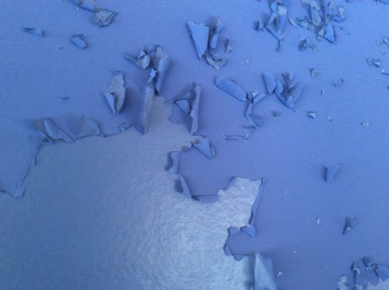 Löst sich grossflächig ab - leider weiss ich nicht, ab das unten drunter schon das alte ist, oder nur die oberste Schicht vom neuen, weil es dieselbe Farbe hat.