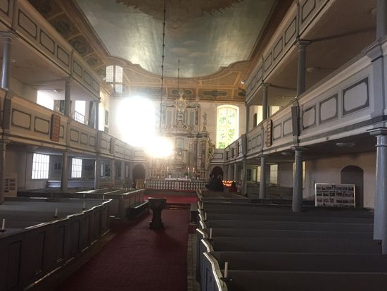 Schöne schlichte Holzeinrichtung der Marienkirche