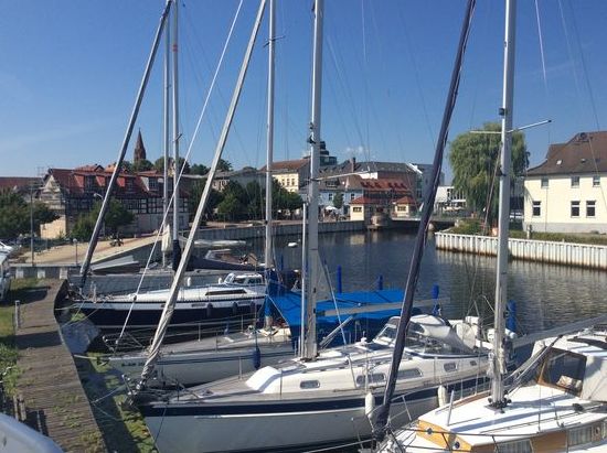 Blick vom Achterdeck über den Kanal, die Klappbrücke und den Ort