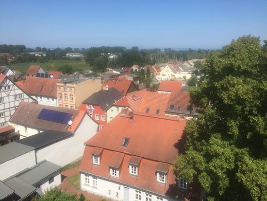Blick vom Kirchturm, in der Ferne das Haff