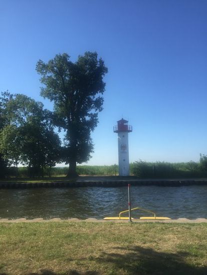 Der alte Leuchtturm, der den Schiffen den Weg zur Einfahrt zeigt