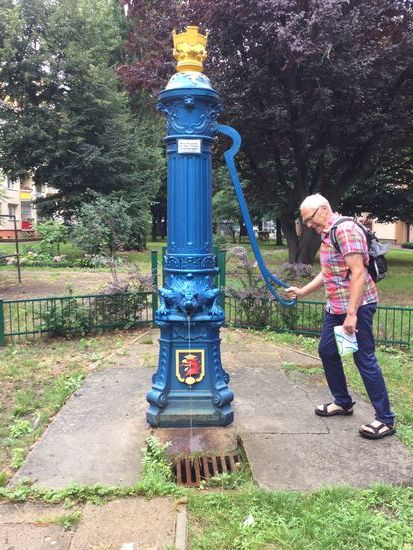 Diese hübschen Wasserpumpen stehen überall in der Stadt und zumindest diese funktioniert auch - geht ganz schön schwer!