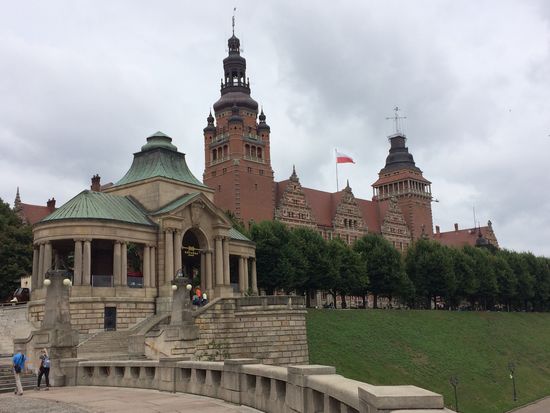 Hakenterasse und im Hintergrund das schöne Haus vom Woiwodschaftsamt (was auch immer das ist)
