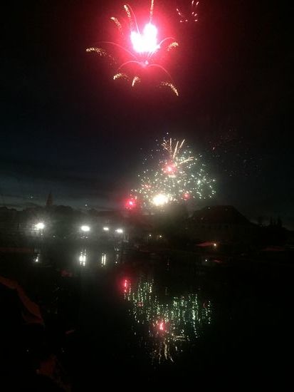 Feuerwerk doppelt: mit Spiegelung im Hafenbecken