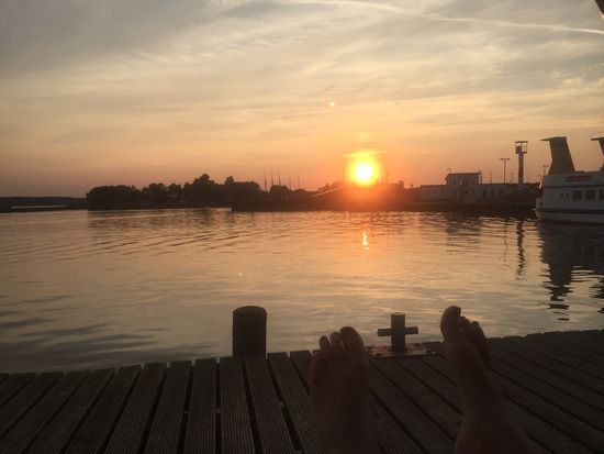 Mit stimmungsvollen Sonnenuntergang