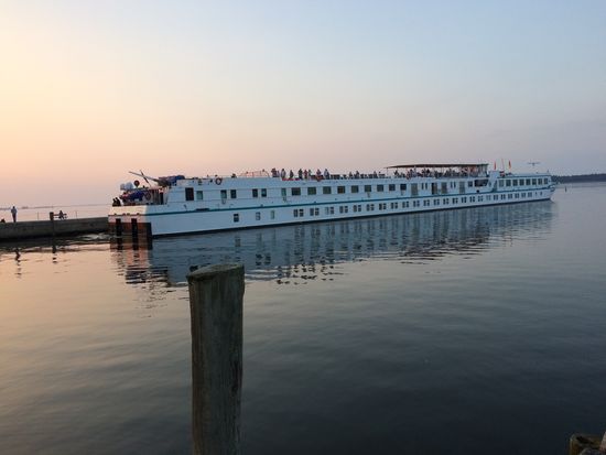 Kreuzfahrtschiff kommt auch noch! Bleibt netterweise in der Einfahrt ganz vorn liegen (die lassen doch die ganze Nacht ihren Generator laufen)