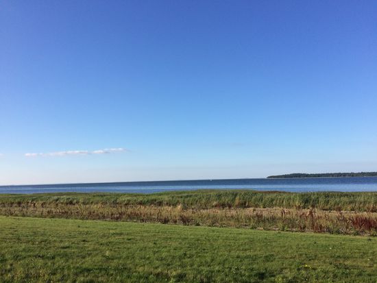 Blick vom Hochwasserdamm über den Greifswalder Bodden