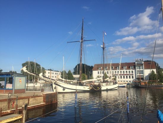 Große Schiffe legen an