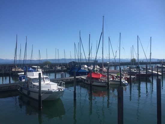 Im Hafen von Friedrichshafen bei traumhafter Aussicht auf See und Berge