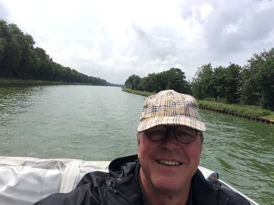 Auf dem Kanal gerade ohne Regen