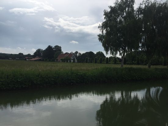 Unterwegs - man ist auf Höhe der Landschaft und sieht einiges, wenn nicht gerade dichte Baumreihen die Sicht versperren