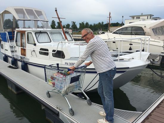 Mit dem Einkaufswagen direkt zum Schiff