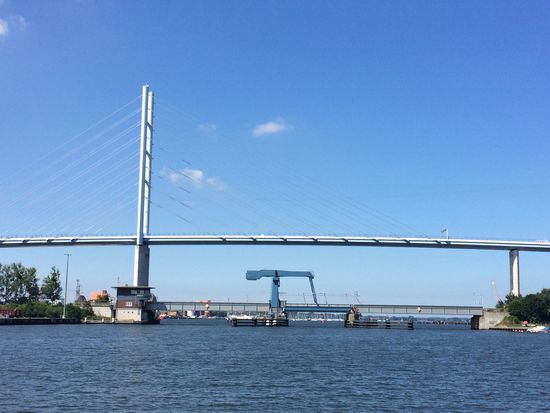 Die grosse neue Brücke nach Rügen, darunter die kleine Klappbrücke (unter der immerhin 6 m hoch Platz ist). Die muss also nur für Segler aufgeklappt werden