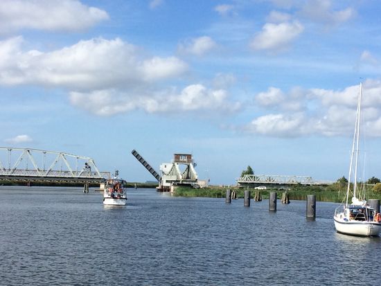 Warten an der Meininger Brücke - die Drehbrücke ist schon lange offen, die Klappbrücke wird nur so kurz wie nötig geöffnet