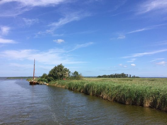 Im engen Fahrwasser hat einer ein Häuschen mit Anleger