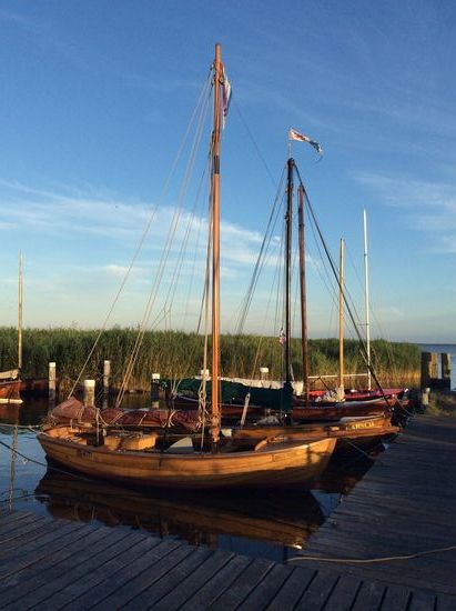 Schöne alte Boote in der Abendsonne