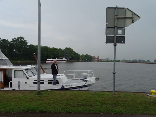 Kleinfahrzeugeanleger in Minden - gegenüber die Schachtschleuse Minden, die die Schiffe zur Weser runterlässt