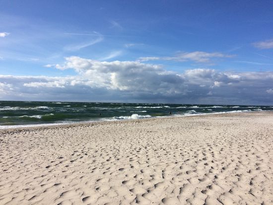 „Ungestüm peitsch die See das Land, poliert die schwarzen Steine, die im Sommer matt und heiss zwischen Muscheln, Treibholz und rosa Krebsen in dem weissen Pulversand liegen“ (ebenfalls Zitat aus der Gebrauchsanweisung)