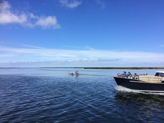 So siehts unterwegs aus: die einen stehen bis zum Knöchel im Wasser und die anderen brettern 3 Meter weiter vorbei