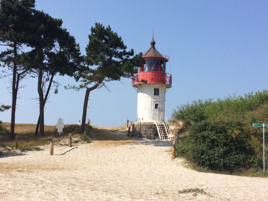 Der kleine Leuchtturm Gellen von der einen ...
