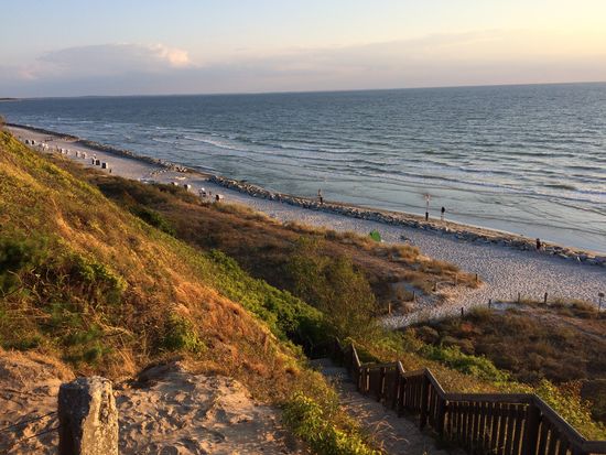 Wunderschöner Blick vom Steilufer auf den Strand und die Ostsee
