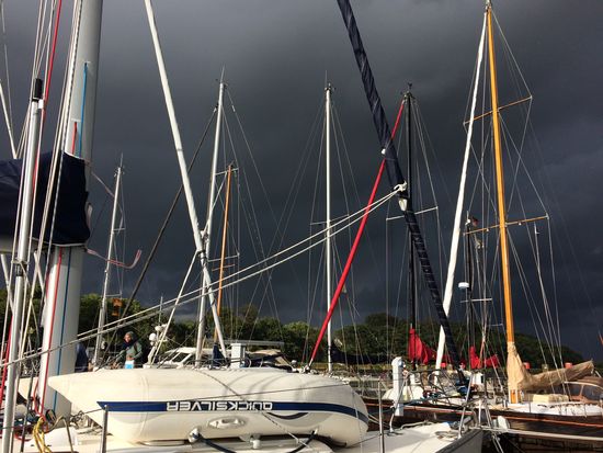 Sonne von hinten, schwarze Wolken vorn