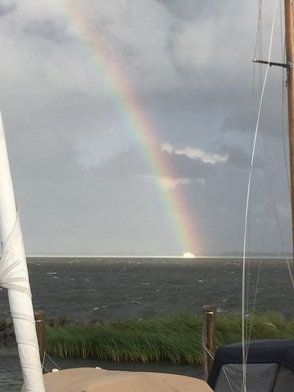 Am Ende dieses Regenbogen steht leider kein Topf voll Gold sondern das Kursschiff.