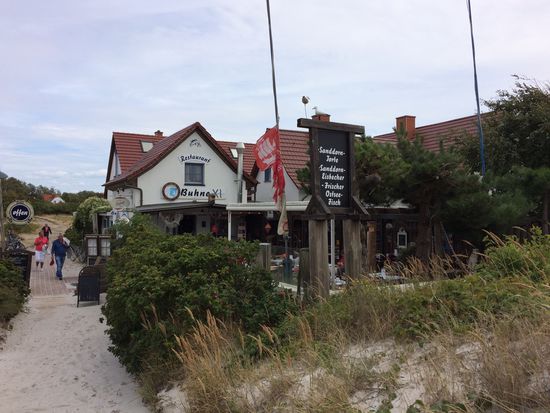 Cafe Buhne XI duckt sich in der Düne