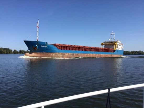 Der machte eine üble Welle, so was habe ich noch nicht erlebt: wir schwebten schier in der Luft und schlugen dann sehr hart auf die nächste Welle auf. Der war wohl zu schnell oder zu wenig beladen oder beides.