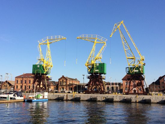 Am neuen Hafen haben sie die Kräne als Deko stehen lassen