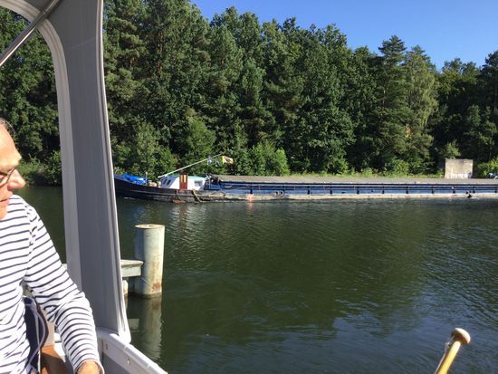 Der Lastkahn hat uns später zu einer schnellen Schleusung verholfen
