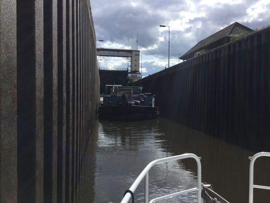 Und schon sind wir unten und das Tor hebt sich